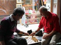 Nepoznati hobi naše zvijezde: Dino Merlin igra šah na Baščaršiji