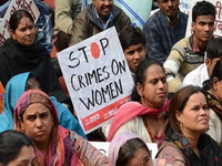 Strava u Indiji: Šesterica silovala ženu, a muža svezali za drvo