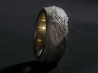Dizajner prsten napravljen od njegove kože prodaje za 500.000 dolara