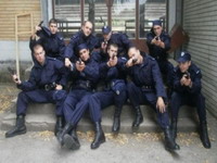 Srpski policajci pozirali kao mafijaši