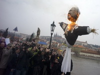Protivnici Vaclava Klausa zapalili lutku s njegovim likom