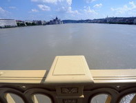 Dunav plavi Budimpeštu, više hiljada ljudi brani grad