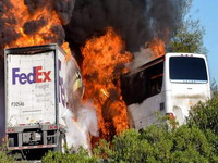 SAD: Kamion udario u autobus s učenicima, devet poginulih
