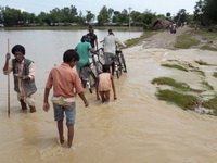 U poplavama i klizištima poginulo preko 100 osoba
