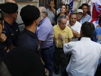 Atina: Demonstranti opustošili radnju i podelili hranu