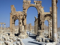 DOK TRAJU RUSKA BOMBARDOVANJA ISIL raznio jedan od najznačajnijih spomenika u Palmiri