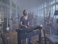 PUŠKO SE VRATIO Poznati kantautor objavio spot i novi singl "Kad u ovu ljubav sumnjam"