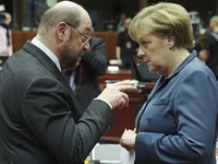 Da li se to Merkel "drma" fotelja?