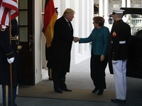 TRAMP UGOSTIO MERKELOVU Predsednik SAD srdačno dočekao kancelarku, ali odbio da se rukuje s njom pred sastanak