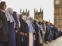 Muslimanke se okupile na mostu u Londonu u znak solidarnosti sa žrtvama