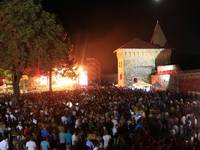 Još jedan spektakl Dine Merlina, publika uživala u prepunoj tvrđavi Ostrožac