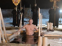 Putin se okupao u ledenom jezeru obilježivši krštenje Isusa Krista
