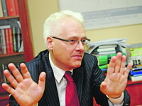 Josipović: Odnosi Srbije i Hrvatske se "srozali" unazad tri godine