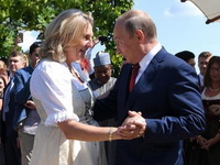 Bura oko njenog venčanja se ne stišava, njen ples sa Putinom se prepričava, a ona je za medeni mesec izabrala NAŠ KOMŠILUK