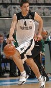 Partizan gađa spolja, Zvezda ispod koša