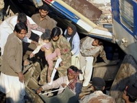 Pakistan: Voz iskočio iz šina, 32 mrtvih