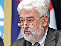Pare što dalje od političara