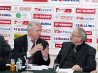 Tri člana na tri strane