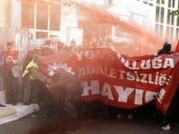 Prvi maj u svetu: Suzavac i vodeni topovi