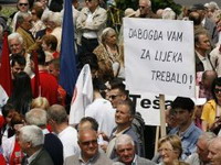 "Stop povećanju plaća i penzija političarima"