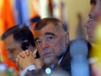 Mesić: Nužan brojniji povratak Srba