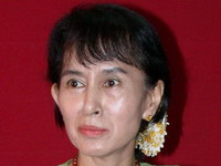Aung San Suu Kyi prihvata hranu