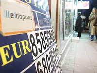 Velika tražnja za evrom slabi dinar
