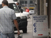 Dinar će nastaviti da klizi