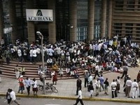 Zimbabve uvodi novčanicu od 100 triliona dolara