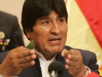 Morales javno žvakao koku