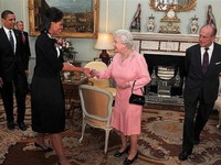 Kraljica Elizabeta II primila Baracka i Michelle Obamu