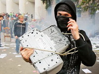 Policija u spaljenoj skupštini Moldavije