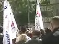 Sindikati prosvjete, policije i državnih službi protestvuju ispred zgrade Skupštine