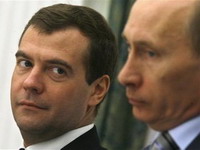 Oslobađa li se Medvedev Putinova stiska