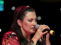 Kaliopi pjevala uprkos kiši i malobrojnoj publici