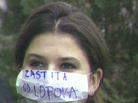 Pred Skupštinom Zeničko-dobojskog kantona protest diplomiranih kriminalista i studenata Zdravstvenog fakulteta