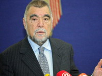 Mesić: Dodik nastavlja politiku Slobodana Miloševića, ali samo drugim sredstvima!