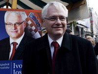 Josipović spreman da preispita tužbu protiv Srbije