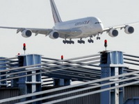Dečak usmeravao avione