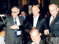 Premoć kapitala nad politikom - fama ili java