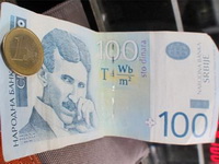 Dinar dalje jača, evro na 99 dinara