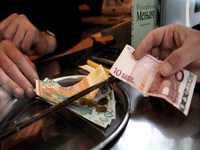 Dinar sutra nastavlja da slabi, srednji kurs - 99,47