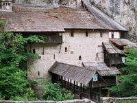 Monasi napuštaju manastir Crna Reka
