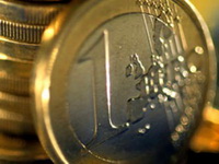 Dinar blago ojačao prema evru