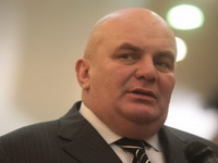 Obezbedili duple fotelje i otišli na odmor