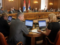 Vladu baš briga što krši zakone