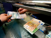 Dinar nastavlja da jača