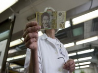 Dinar ponovo slabi, srednji kurs sutra 105,62