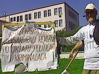 Protest radnika tuzlanskog Polihema i Energoinvesta - termoaparata iz Sarajeva pred Vladom FBiH