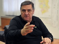 Mrkonjić deli kartone zbog kašnjenja